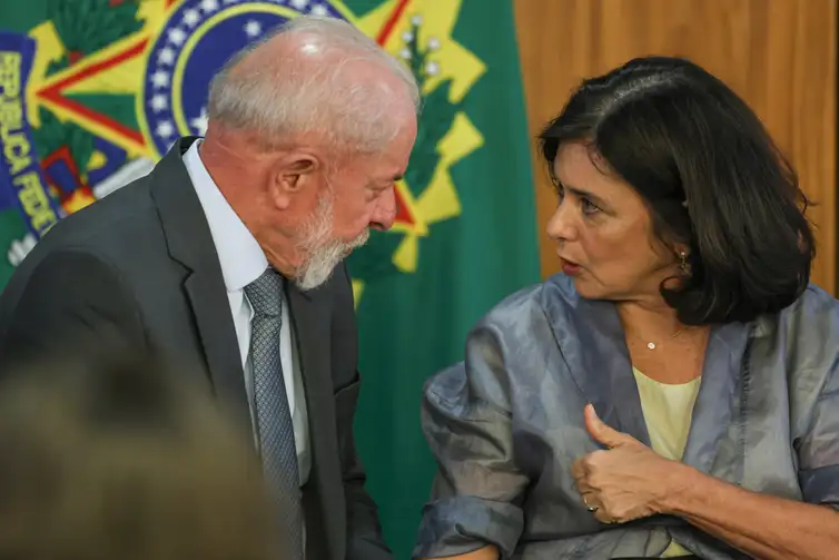 Brasília (DF), 25/02/2025 - Presidente Luiz Inácio Lula da Silva (e) ao lado da ministra da saúde, Nísia Trindade (d), durante cerimônia de assinatura de parcerias para fortalecimento da produção e inovação de vacinas e biofármacos
Foto: Jose Cruz/Agência Brasil