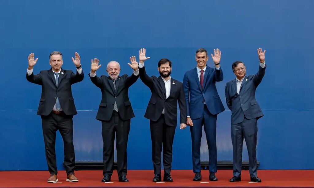 Defesa da democracia une Lula e líderes em cúpula no Chile