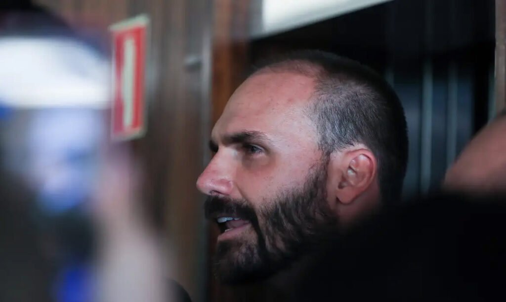 Eduardo Bolsonaro pode ter mandato suspenso após licença