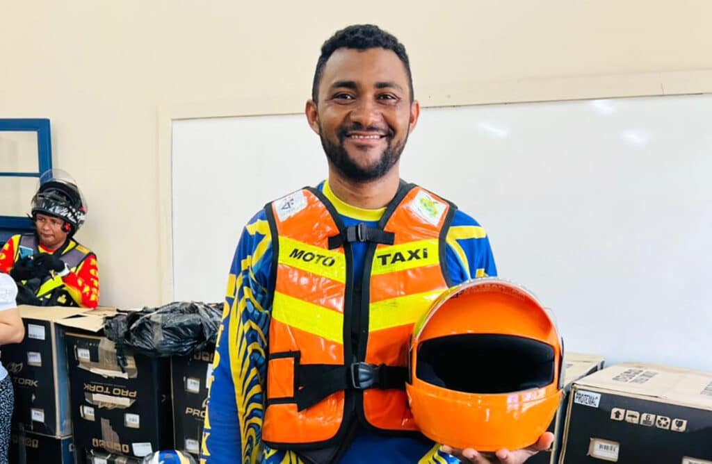 Detran-AM entrega kits de segurança a mototaxistas no interior