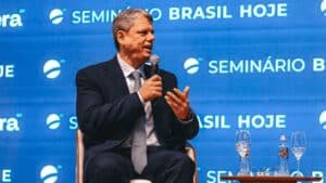 Tarcísio propõe '40 anos em 4' e defende reformas