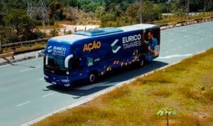 Vereador cria 'ônibus do amor' com recursos próprios em Manaus