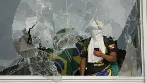 Projeto de anistia prevê perdão a futuros golpistas