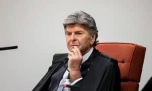 Fux diverge de Moraes no STF sobre julgamento de golpe